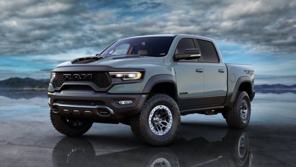 Рамата на автомобила е подсилена, а раздатката е модифицирана. Също така, Ram 1500 TRX има нови пружини, адаптивни амортисьори Bilstein Black Hawk e2 с външни резервоари, +5 см (до 30 см) увеличение на просвета и 40% увеличение на хода на модифицираното окачване (до 33 см). Следата е разширена с 15 см, а купето с 20 заради новите и по-големи колесни арки. 

Обутият с "рошави" гуми Goodyear Wrangler Territory 325/65 R18 пикап, струващ към 70 000 долара базово, ускорява от 0 до 100 км/ч за 4,5 секунди, а до 100 мили в час - за 10,5.