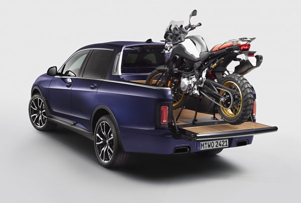 Пикапът е създаден на базата на модификацията X7 xDrive40i, от която е наследил трилитров &bdquo;шестак&ldquo; с 340 конски сили и 450 Нм. За да не се отличава на фона на останалите претенденти в статията, третият ред седалки (и покривът над тях) е заменен от 1,4-метрова товарна платформа.

Тя е облицована с естествено дърво и може да бъде увеличена до 2 метра чрез сваляне на борда. Благодарение на използваните въглеродни панели, X7 Pickup се оказа с неколкостотин килограма по-лек от оригиналния SUV.