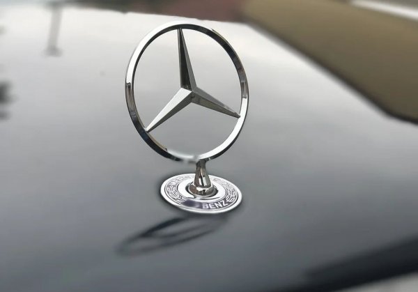 Mercedes-Benz е известен с качествените и луксозни автомобили вече над 100 години. Компанията първоначално се казва Daimer-Benz на имената на основателите й Карл Бенц и Готлиб Даймлер. А култовата емблема с трилъча звезда, с която неизменно се асоциират автомобилите на Mercedes-Benz е всъщност фамилен символ на Даймлер.

Готлиб Даймлер и синовете му Пол и Адолф, често използвали златна трилъча звезда за семейните пощенски картички. Този символ бил припознат при производството на автомобили, но звездата станала сребърна и била поставена в кръг. До неотдавна орнаментът с трилъчата звезда грееше гордо на капака на всеки един Mercedes, но сега присъства само в най-скъпите модели на марката като S Class, GLS и брандираните като Maybach ексклузивни машини.