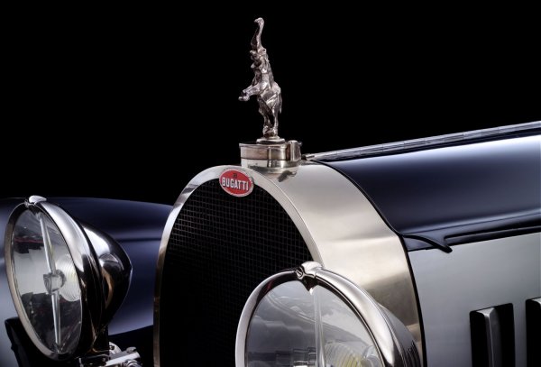 В наши дни Bugatti е марка за хиперколи, които чупят рекорд след рекорд за най-бърз сериен автомобил. Но дори и в ранните си години компанията е произвеждала коли с изключителна динамика, включително и за състезания.

Основателят на Bugatti Еторе Бугати имал брат, който бил много добър скулптор, известен с изключителните си скулптори на диви животни. Рембранд Бугати бил известен и с това, че влизал в клетките на животните в зоопарка, за да бъде максимално близо до моделите си, когато ги пресъздава. За емблема на колите си, Еторе решил да използва най-известната скулптура на брат си, наречена "Танцуващият слон". Тя се появява първоначално на капака на модела Type 41, а по-късно красяла капаците на почти всички следващи коли на марката.
За съжаление, всички членове на фамилията си отишли без да има наследник, който да наглежда автомобилната фирма и Bugatti скоро приключили с производството на коли. Компанията била купена, но единствено заради бизнеса й с части за самолети и останала в забрава чак докато Volkswagen не купи правата. Но модерните хиперколи на Bugatti така и не получиха Танцуващия слон на капака си.