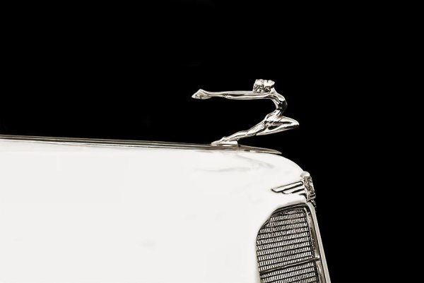 В наши дни, емблемата на Buick представлява троен щит, но в миналото марката е била популярна с красивата фигурка на Богинята или "летящата жена". Историята на емблематичния орнамент е свързана, обаче с друга компания - McLaughlin. Това е канадски производител, първоначално произвеждащ карети. В началото на 20 век McLaughlin стартира производството на автомобили с двигатели на Buick, а по-късно е придобит от General Motors, които продължават да използват фигурката на Богинята за автомобилите си.