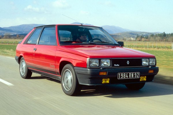 Още една жертва на успешния „малък брат“. Всички помнят двете поколение на Renault 5 Turbo с неговия забележителен двигател. Той беше поставен и на Renault 11, а като цяло оборудването почти повтаряше това на „петицата“. При тегло от 905 кг колата разполагаше с мощност 105-115 к.с., доставяни отт двигателя 1.4 от семейството Cléon-Fonte с турбина Garrett T3. Ускорението от 0 до 100 км/ч отнемаше 9 секунди при максимална скорост 186 км/ч.