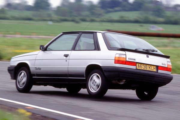 Всичко това беше съчетано с просторен салон и голям багажник, като във Франция хот-хечът беше определен като „Renault 5 GT Turbo в семеен вариант“ и беше сочен за достойна алтернатива на автомобили като Ford Escort XR3i, но сега е напълно забравен. 