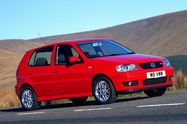В случая ще стане дума за няколко поколение на модела, които имат нещо общо – те така и не успяха да постигнат успехите на „баткото“ Golf GTI. Третото поколение (на снимката), например, получи 1,6-литров двигател със 125 к.с., като беше слабо за хот-хеч, имаше прекалено обикновен външен вид и струваше много пари.