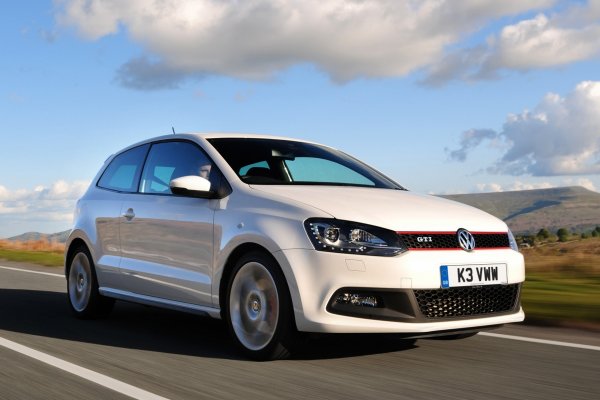 Следващата генерация получи ефектен дизайн с решетка в стила на Golf GTI и легендарния турбо-двигател 1.8 T, който в онези години беше поставен на много модели - от Skoda Octavia до Audi A6. Мощността от 150 к.с. беше адекватна за хот-хеч, а версията Cup Edition със 180 к.с. беше сред най-мощните предложения на пазара. Това Polo обаче беше малко тежичко – 1164 кг, а окачването му с твърди пружини предлагаше разваляше управлението по неравен път. 