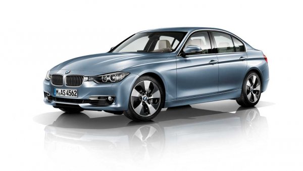 През септември 2012 г. баварската "тройка" дебютира с добавката "хибрид" към името. Срещу 56 900 евро той се предлагаше със същия двигател като на актуалния по това време BMW 335i, подсилен с електромотор. Общо силовият агрегат ActiveHybrid 3 развиваше 340 кона, изразходвайки средно 5,9 л/100 км. Между другото, този автомобил се запомни с катастрофално малкия си багажник с обем от едва 390 литра. Цялото останало използваемо пространство беше "изядено" от елементите на хибридната система. Жалко.