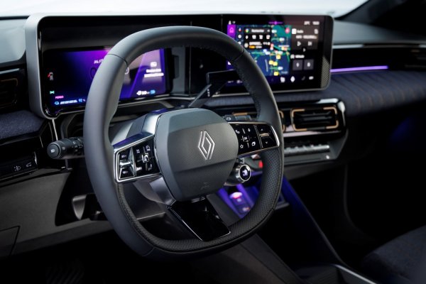 Renault 4 идва с избор между два електромотора и две различни по капацитет батерии. Базовата кола е със синхронен електромотор без подстоянен магнит, с мощност 120 конски сили, в комбинация с батерия с капацитет 40 кВтч. Въртящият момент достига 225 Нм. Пробегът по WLTP с едно зареждане е над 300 км. Батериите се състоят от четири модула, и са чувствително олекотени в сравнение с тези в Zoe например. 
