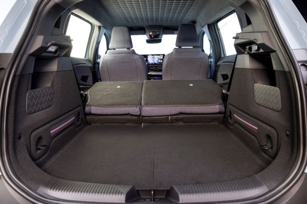 Новото 4, макар и компактно като външни размери, предлага обемист багажник, с вместимост 420 литра - с 40 повече от актуалния и доста по-дълъг VW Golf. Задната врата се отваря надолу чак до бронята, така че прагът за товарене да е удобно ниско - само на 61 см над земята, което е рекорд в сегмента. Освен това са предвидени удобни аксесоари, като четири куки за закрепване и гумена лента от всяка страна за предотвратяване на плъзгането на багажа. 
