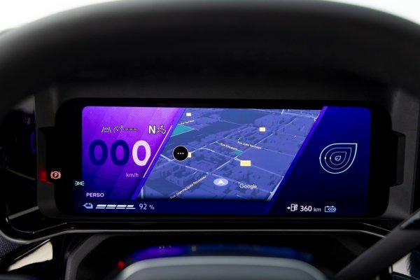 Построено на новата платформа AmpR Small, новото Renault 4 има амбицията да е един от първите изцяло европейски автомобили - то ще се произвежда в североизточна Франция, като финалната сглобка е в Мьобьож, двигателите идват от Клеон, а от идната година и батерията ще е европейска сглобка, от новата фабрика в Дуе. 
