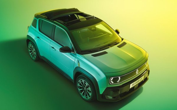 В новата "четворка" се монтира последното поколение на мултимедийната система OpenR Link с вградени Google услуги и с гласов асистент, който си има собствен видео аватар, наречен Reno, и ползва изкуствен интелект от ChatGPT. 

Reno приема гласови команди със свободен текст: можете например да му кажете да насрочи зареждане на колата за 3 часа през нощта, или да го попитате как се подменя спукана гума. 
