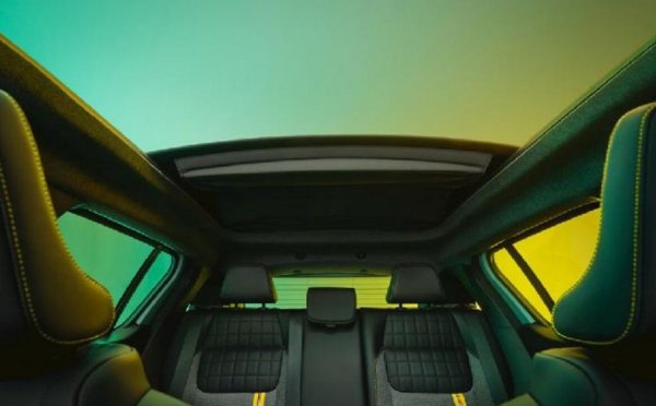 Версията Plein Sud предлага още една податка към миналото: отварящ се брезентов покрив за страни с по-топъл климат. В този вариант "четворката" остава без релси на покрива, а антената на радиото се интегрира в задното стъкло. 
