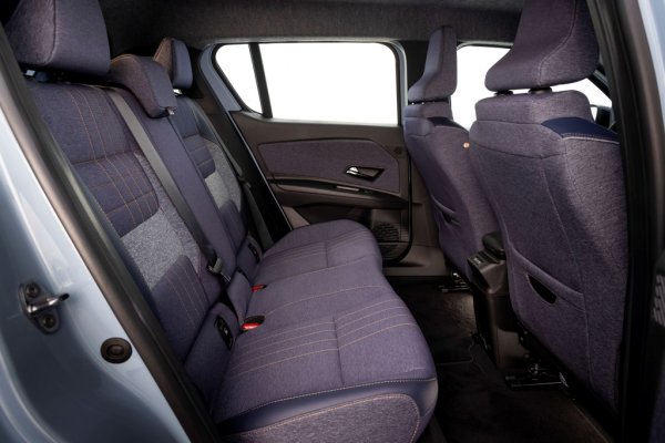 Renault 4 обещава да е и един от най-тихите електромобили на пазара благодарение на изцяло нова технология, която французите наричат &bdquo;интелигентен пашкул&ldquo; - шумопоглъщащ материал от следващо поколение, който изолира
батерията от купето. Акустичните вибрации от електромотора се поемат от друга специална система. Акустичното предно стъкмо е стандартно оборудване. 