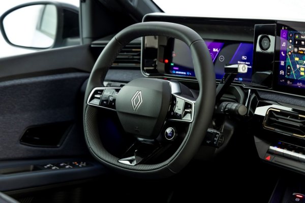 В по-високите нива на оборудване, четворката идва с аудиосистема Harman Kardon 410W, с минимум 9 високоговорителя. Петте специални режима на възпроизвеждане (Studio, Podcast, Concert, Immersion и Club) са създадени в партньорство с легендата на електронната музика Жан-Мишел Жар.