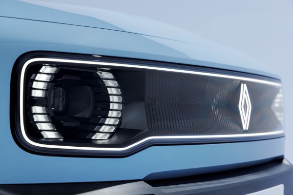 Renault 4 E-Tech electric е оборудвано с новото АС двупосочно зарядно устройство с мощност 11 кВт, което му позволява да отдава енергия обратно към мрежата (vehicle-to-grid), или към външни потребители на електричество (vehicle-to-load). Последното на практика позволява да захраните нормален дом при прекъсване на тока. 