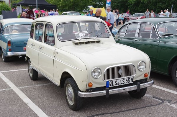 Оригиналното Renault 4 е замислено в края на 50-те от тогавашния шеф на Renault Пиер Драйфус, който иска автомобилния еквивалент на сините дънки - универсална машина, подходяща за всякакви начини на употреба. Готовата кола е представена през 1961 и остава в производство чак до 1995 (в мароканската фабрика на Renault). За това време са продадени 8.14 млн. автомобила, което прави "четворката" най-продавания единичен модел на Renault в историята. 