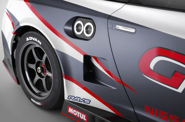 А дизайнът на дръжките на Nissan GT-R е продиктуван именно от аеродинамиката. Принципът на тяхната работа е почти същият като този на Fiat Barchetta, но вместо отделен бутон, трябва да натиснете отвора в дръжката - и едва тогава ще се появи самият лост, който трябва да се издърпа, за да отворите вратата. Сега всички съвременни спортни автомобили на Nissan са оборудвани с необичайни дръжки на вратите - при 350Z и 370Z те също са специфични.