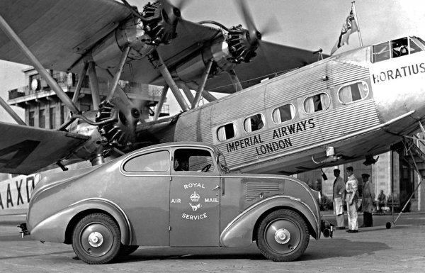 В средата на 30-те години на миналия век за нуждите на Кралските пощи на Великобритания, компанията Morris построила 8 специални машини на базата на модела Commercial.

Още един автомобил (на снимката) бил създаден за рекламни цели на Royal Mail Air Service. Той бил базиран на шасито на пътническия Morris Minor и се отличавал с необичайно издължена задница с перка като на риба, която трябвало да напомня опашката на самолет.