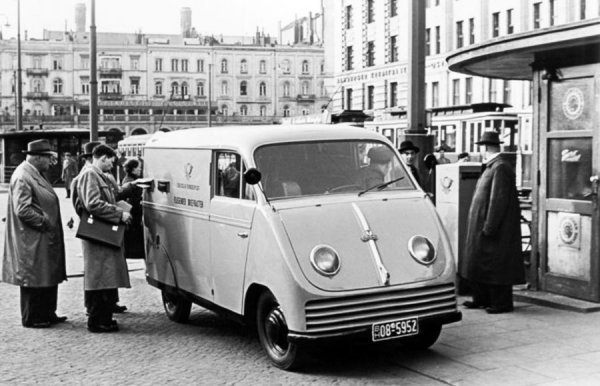 Този тип пощенска услуга бил също толкова търсен и в средата на миналия век, при възстановяването след войната на Германия. За събирането на писма в градовете, обаче, заради натоварения трафик и тесните улици, се използвали по-компактни бусчета, като този модел на DKW