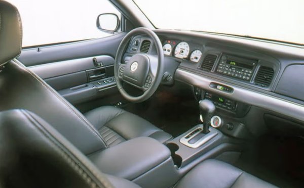 Колата наистина е спорна, но не трябва да се забравя, че когато Marauder е пуснат през 2003 г., той е проектиран в най-добрите американски традиции - пълноразмерен седан с V8, задвижване на задните колела и рамна конструкцияа! Архитектурата на автомобила от златната ера на muscle-cars беше пренесена в чисто новия Mercury, който издържа само две моделни години на поточната линия. В края на краищата, това е рядък и последен по рода си модел &ndash; добре поддържаните екземпляри вероятно си заслужават да бъдат разгледани по-отблизо.
