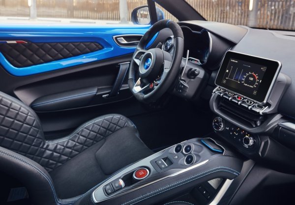 Първата френска спортна кола от много време насам със средно разположен двигател, задно предаване, тежаща малко над един тон и сравнително достъпна цена днес е обречена да се превърне в бъдеща класика - неслучайно всички са очаровани от нея.
