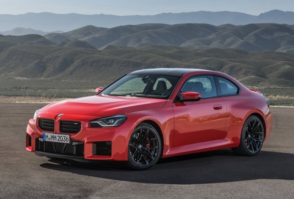 M2 рискува да се превърне в последния баварски спортен автомобил от една отминала епоха - с класическо оформление, шест цилиндъра под капака и механична трансмисия. Да, въпреки всички обещания, BMW все пак ще изостави добрата стара &bdquo;механика&ldquo;, като причините са банални - спад в търсенето и икономическа нецелесъобразност от по-нататъшно производство на машини с три педала.
