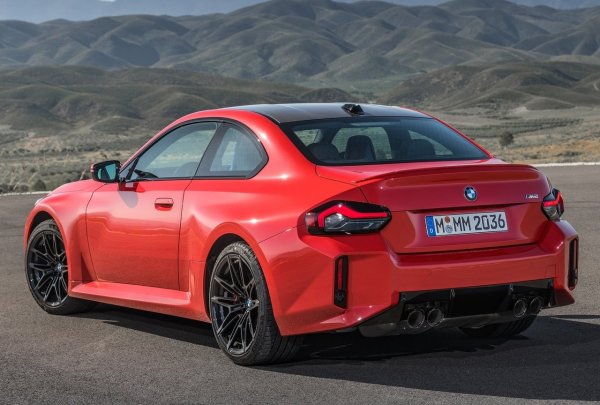 Това означава, че BMW M2 купе вече е предопределено да се превърне в класика. В края на краищата, този спортен автомобил олицетворява всичко, с което някога са били известни баварските коли! За съжаление BMW вече има други приоритети - електрификация, смели експерименти с дизайна и търсене на нов имидж на марката, която в условията на изоставяне на класическите двигатели с вътрешно горене трябва да остане на повърхността.
