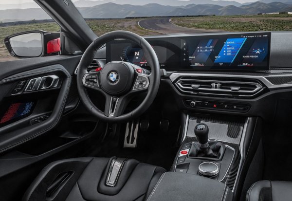 Хибридните спортни автомобили и електрическите автомобили превземат сегмента, но BMW M2 все още е тук, така че купете го сега! В края на краищата конвенционалният i4 с пет врати ще остане в производство след пет или десет години, но бензиновите купета от старата школа с ръчна скоростна кутия и задвижване на задните колела умират точно пред очите ни.