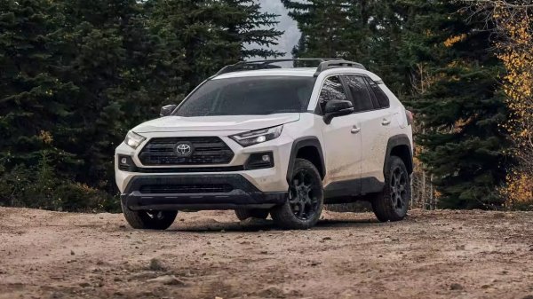 Toyota RAV4 традиционно е сред лидерите по издръжливост. Хибридната версия получава особено високи оценки благодарение на доказаната планетарна задвижваща система и доказаната хибридна система.

Моделът предлага просторен багажник, добре обмислена ергономия и високо ниво на стандартни системи за безопасност. Средната цена на тригодишен екземпляр остава забележимо под 50 000 долара, което прави RAV4 една от най-балансираните опции на пазара.
