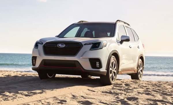 Forester постоянно попада в класациите на печеливши, благодарение на комбинацията от задвижване на всички колела и добра видимост. Модерните версии премахнаха старите проблеми с гарнитурата на главата на цилиндъра, а 2,5-литровият боксерен двигател демонстрира приличен ресурс.

Единственото, на което трябва да обърнете внимание, е поддръжката на CVT. Редовната смяна на течности помага за удължаване на експлоатационния му живот.
