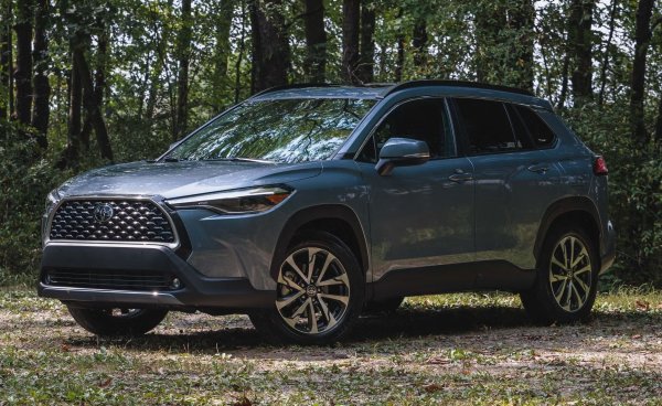 Най-достъпният член на списъка е Corolla Cross. Той е изграден върху доказаната платформа TNGA и използва модели, познати от седана Corolla.

Това е прост и надежден вариант без прекомерна технология. Да, нивото на комфорт е по-скромно от това при по-големите модели, но по отношение на издръжливостта Corolla Cross показва отлични характеристики.

