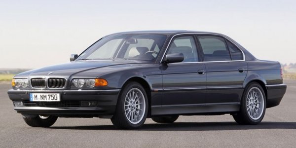 През 80-те и 90-те години на миналия век McLaren беше направил голямо име в автомобилния спорт, особено във Формула 1, благодарение на успехите на пилоти като Джеймс Хънт и Айртон Сена. Британците решиха да се възползват максимално от това и създадоха най-бързата кола в света с атмосферен двигател.