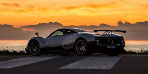 Пагани иска да направи свой автомобил, който да победи Lamborghini. Оригиналната Zonda, и всяка друга Zonda след нея, са огромна крачка в тази посока. Нейният V12 двигател е построен от AMG, като се поставя на лимузината Mercedes-Benz S600 (W140).