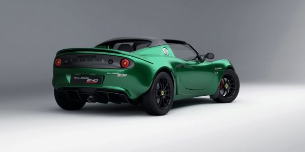 При второто поколение на Elise, инженерите на Lotus измислиха гениално решение - запазваш всичко оригинална, но сменяш двигател Rover I4 за агрегат от Toyota, който е толкова надежден, колкото и самия модел Corolla. Този ход се оказа успешен и помогна на британския автомобил да се изплати.