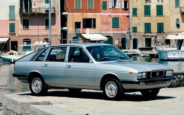 Като един от най-аплодираните производствени автомобилни дизайни на Pininfarina, Lancia Gamma Coup&eacute; бързо заема място в сърцата на феновете. Технически, той се превърна в продължение на Lancia Flavia с използването на изцяло алуминиев, четирицилиндров &bdquo;боксер&ldquo; двигател, задвижващ предните колела.

Купувачите трябваше да балансират едно отлично изживяване при шофиране във всяка предна част, включително петстепенна механична скоростна кутия и страхотно поведение на пътя, с недостатъци в конструкция, които включват проблеми с ремъка на двигателя и тревожни вибрации, както и сериозна загриженост за лошото качество.  Потенциално това беше страхотна кола, но се оказа лош продукт.
