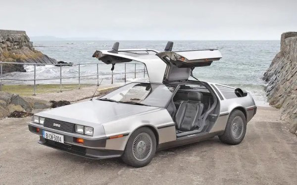 Джон де Лореан се опита да даде урок на автомобилна индустрия, като представи своята идея за спортна кола, но това се превърна в истинска катастрофа. Стоманените панели, съчетания с шаси на Lotus, двигател на Renault и врати тип &bdquo;крила на чайка&ldquo;, на които не можеше да се вярва, се оказаха пълен провал.
