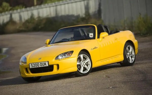 1990-те и началото на 2000-те бяха донякъде златна ера за двуместните спортни автомобили и тази Honda трябваше да блести най-ярко, особено с нейния 2.0-литров двигател, който беше един от най-мощните не-турбо агрегати, монтирани някога на пътническа кола &ndash; с 240 к.с., разпръснати при крещящите 8300 об/мин.

Недостатъците включват неотзивчиво електрическо усилване на волана, неудобна позиция при шофиране и плашеща склонност към рязко презавиване. Все пак има и плюсове - фантастична шестстепенна скоростна кутия, прекрасен външен вид и класически статус днес.
