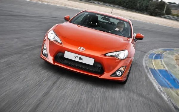 Двуместното купе с 2,0-литров двигател беше проектирано да се върне към основите със своето задвижване на задните колела и тънките гуми, но не по най-добрия начин. Вътре, например, беше беше клаустрофобично и евтино. Презавиването беше основната характеристика на управлението - чудесно ако дрифтите на безлюдно летище и опасно на обществен път, когато вали.

Освен това имаше отчетлива липса на въртящ момент точно в средата на обхвата на оборотите (всичко това го няма при отличната Mazda MX-5). Новата Toyota GR86 използва рецептата GT86 и я подобрява.