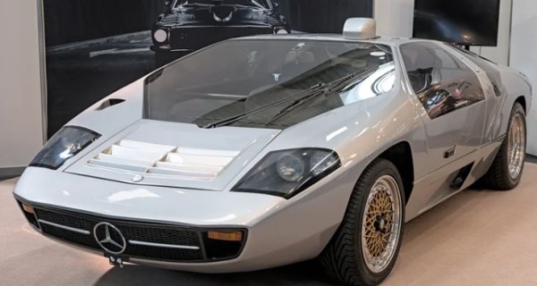 Isdera Imperator е гореща кола, създадена от Еберхард Шулц, който получава работа в отдела за стил и концепция на Porsche. Самият новатор се придвижва със собствен екзотичен автомобил по поръчка през 1970 г. След престой в Porsche, Шулц по-късно се съюзява с известния тунинг спец Райнер Бухман, създавайки фирмата B&B GmbH & Co Auto KG. Заедно те мислят концептуалния автомобил CW 311 с врати с крило на чайка. Колата беше представена на Mercedes, но оттам те го одобриха за масово производство. Но бяха готови да доставят двигатели и други части.&nbsp;

Еберхард напуска B&B през 1982 г. и създава Isdera с намерението да пусне CW 311 в ограничено производство като Isdera Imperator 108i. Две години по-късно е представен "Императорът". От 1984 до 1993 г. са произведени общо само 30 бройки.

Двигателите включват AMG-модифицирани Mercedes-Benz V8, преминаващи от 5,6-литрова версия с 390 конски сили до 6,0-литрова версия с 420 конски сили ( по-мощна от редкия AMG Hammer). Тези мотори задвижват задните колела на Imperator чрез петстепенна скоростна кутия ZF. Производителят дава ускорение до стотака за 5,13секунди имаксимална скорост от 280 км в час.
