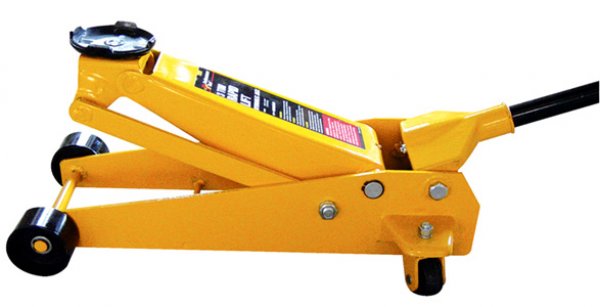 Има ги навсякъде и са доста евтини, а могат да ви спестят толкова много усилиия и да ви предложат толкова много възможности. На първо място, “крокодилите” са много по-безопасни от криковете, които почти всеки автомобил има в багажника си. Те са по стабилни и имат колелца, така че дори да сте забравили колата на неутрална скорост и без вдигната ръчна, крикът ще се помести с нея и няма да я изпусне. Така, ако лежите отдолу, сте на много по-сигурно място. Освен това вдигането и спускането става много по-бързо, а и при някой ремонти се налага да повдигнете тежки части от окачването, докато колата е на стойки, което с този тип крикове е лесна задача.
