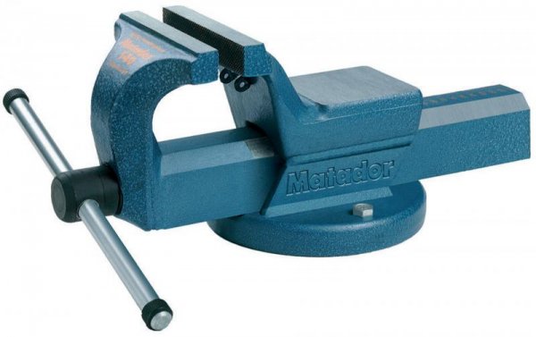 Може да не го използвате с месеци, но когато веднъж ви потрябва, ще благославяте живота си, че го имате. В някои случаи може да се ползва и като преса за монтаж на тампони. Доброто старо менгеме ще бъде ваш верен приятел най-вече при ремонти по окачването, но и при по-деликатни операции, като шлайфане и пилене на детайли, които трябва да стоят здраво закрепени за нещо. Неудобството в случая е, че менгеметата са доста тежки и не са преносими, така че ще ви трябва гараж или малка работилница в близост до колата.
