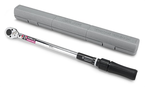 Някои шофьори дори може да не са чували за динамометричните ключове, но всъщност те са изключително важни. Не са от най-евтините, но могат да удължат живота на някои части, а и да направят автомобила по-безопасен. На практика това е “тресчотка”, която позволява да избереш точно определен въртящ момент за завиването на съответния болт или гайка. Така винаги ще знаеш колко точно да завиеш пробката на картера, например, без да рискуваш превъртане, пренатягане или теч на масло. От колко точно нютон-метра се нуждае всеки важен болт в колата можеш лесно да провериш в интернет за конкретната марка и модел. В това число влизат и болтовете на джантите дори.
