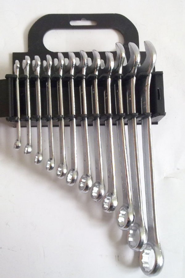 Колкото и да е важен динамометричният ключ, той не може да се сравни с пълен комплект звездогаечни ключове. Без такъв комплект по-добре не се захващайте да правите каквото и да е по колата, защото вероятността да ударите на камък е голяма. Тези ключове са компактни и мултифункционални и на практика са вечни. Препоръчваме ви да не избирате от най-евтините, защото те имат склонността да се чупят и да деформират шестостенните глави на болтовете, което само ще усложни живота ви.
