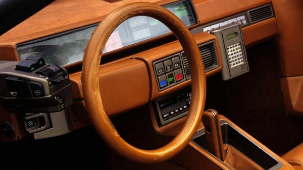 Ако предишните две снимки ви се сториха много прости и изчистени, тогава Lamborghini Athon ще ви остави без думи. Роден като прототип и представен на автосалона в Торино през 1980 г., този спортен автомобил има прибиращ се волан, който, когато не шофирате, може да сгънете към арматурното табло.