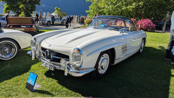 Роудстър версията на легендарния Gullwing Coupе се появява през 1957 и остава в производство до 1963. Парадоксално, най-ценени от познавачите са именно най-късните серии, от 1963, защото те получават алуминиев блок на мотора вместо чугунен (и съответно - с 45 кг по-ниско тегло), дискови спирачки ип на четирите колела (ранните версии са с барабани отзад), и като цяло - доста по-динамично пътно поведение. 
