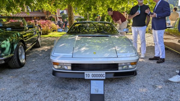 Testarossa, лансирана на Парижкия автосалон през 1984, е достатъчно интересна и обичана кола сама по себе си. Но тази конкретна бройка е като никоя друга: тя е произведена от Ferrari като подарък за много специален човек: собственика на Fiat Джани Аниели. Затова е и боядисана в сребристо - като всички останали негови автомобили. Подаръкът е в чест на 20-годишнината му като президент на Fiat. 
