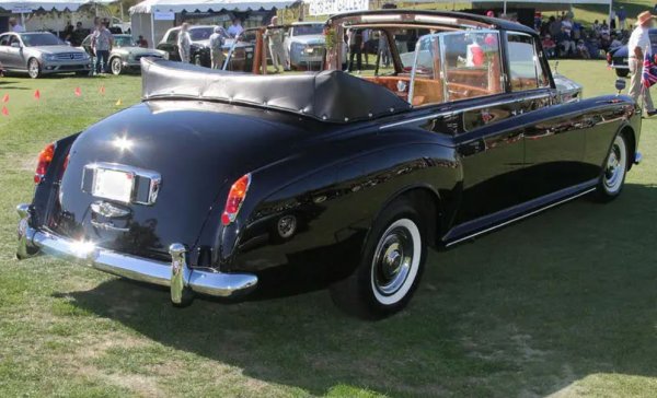 Много стари термини от ранното автомобилостроене биват пренесени в производството на коли от висок клас и продължават да се използват през 50-те и 60-те години. Ландолетът представлява лимузина с отворен покрив, където пътниците отзад са защитени с преграда, а шофьорът отпред е изложен на милостта на природата по подобие на архаичните карети. Пример за това е Rolls-Royce Phantom V от 1966 г.