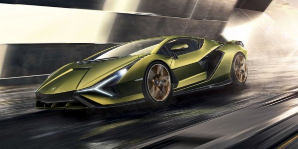 Когато Lambo се захване да прави хибрид, можете да сте сигурни, че ще е като никой друг. Sian съчетава електромотор с мощност 34 конски сили и атмосферния V12 от Aventador SVJ, като при това не ползва тривиални батерии, а суперкондензатори (повече за технологията вижте в линка под статията). 63-те предвидени бройки бяха разграбени още преди да започне производството.
