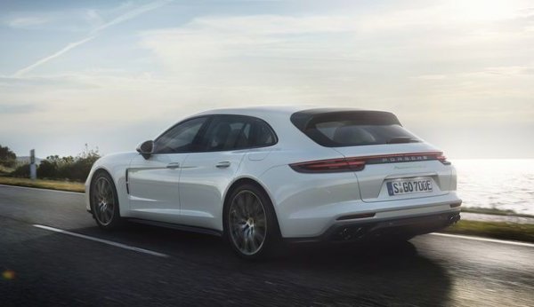 Този хибрид разполага с 680 конски сили и ускорява от 0 до 100 км/ч по-бързо, отколкото можете да произнесете дългото му, скучно име. 
