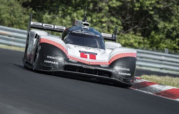 Ако въобще все още храните съмнения в способностите на хибридната технология, тази машина би трябвало да ги отвее. 919 Еvo Hybrid е текущият абсолютен рекордьор по Северната дъга на Нюрбургринг, като успя да я обиколи за абсурдните 5:19:545 - с почти МИНУТА по-бързо от предишния най-бърз автомобил. 
