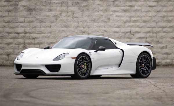 Хиперавтомобилът на Porsche използва специално разработен за него 4.6-литров V8 двигател, който дава 600 конски сили, а чифтът предно монтирани електромотори добавя още 282. Резултатът бе фантастично бърза машина, която счупи рекорда на Нюрбургринг през 2013. 
